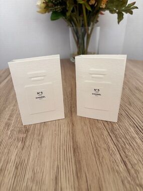 CHANEL N°5 Embossed Sample Set Cards in Cream